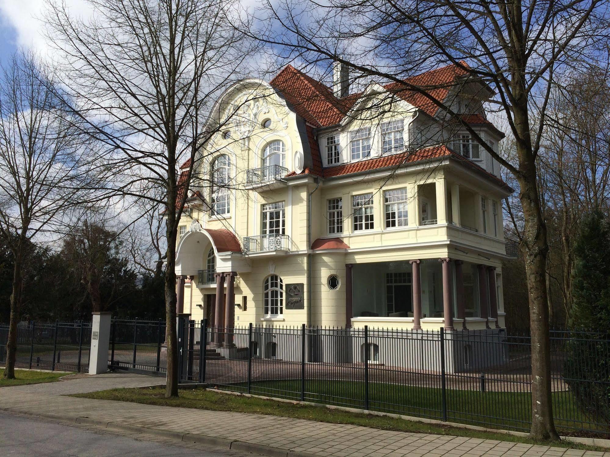 Appartements Am Kurpark Bad Pyrmont Exterior photo
