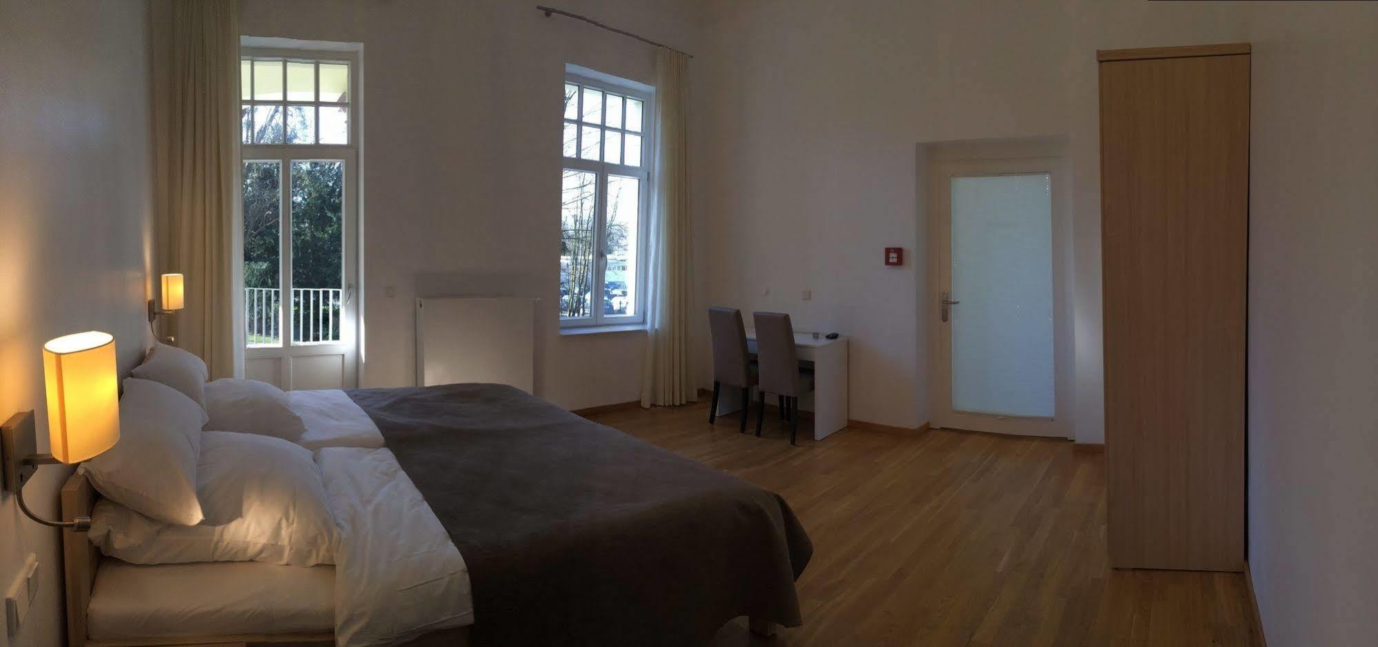 Appartements Am Kurpark Bad Pyrmont Exterior photo