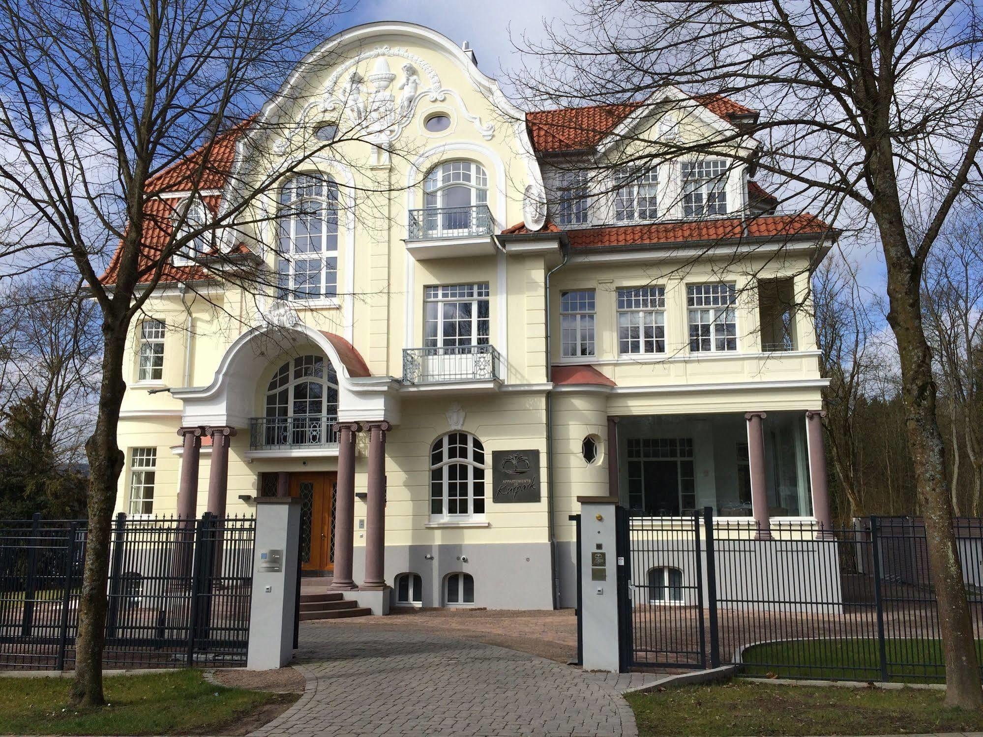 Appartements Am Kurpark Bad Pyrmont Exterior photo
